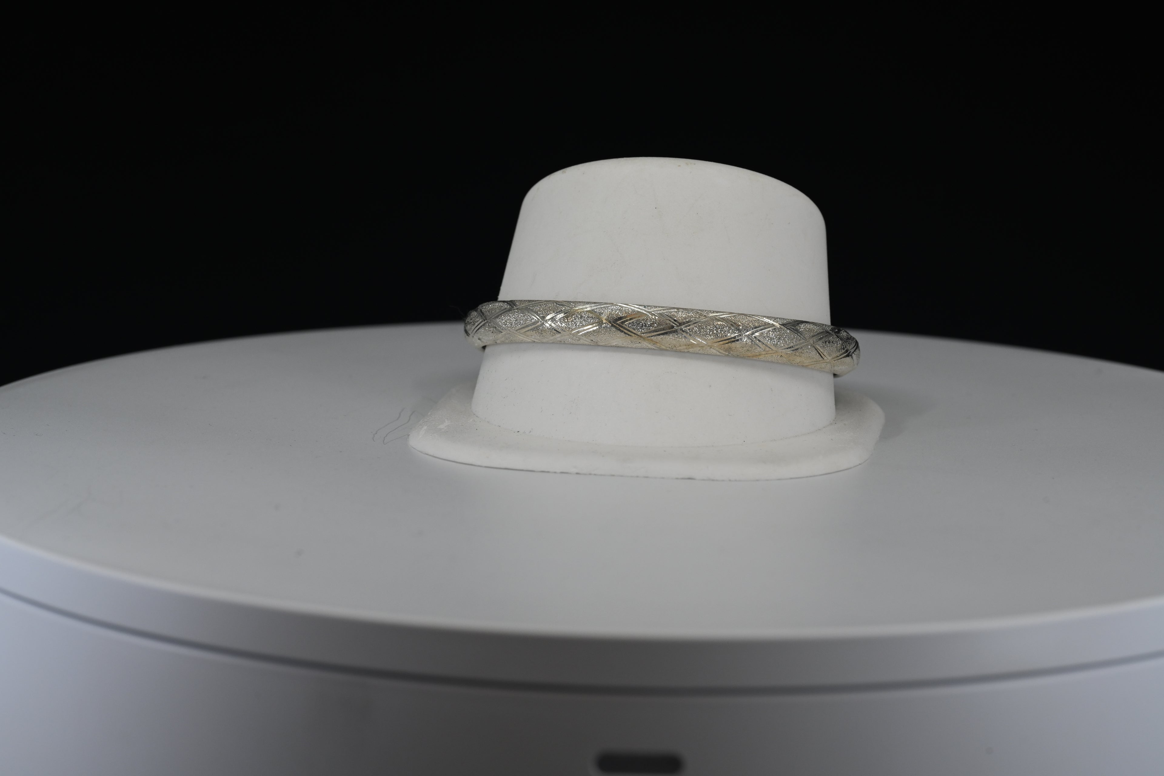 Sandglass Texture Crisscross Pattern Hinged Bangle Bracelet