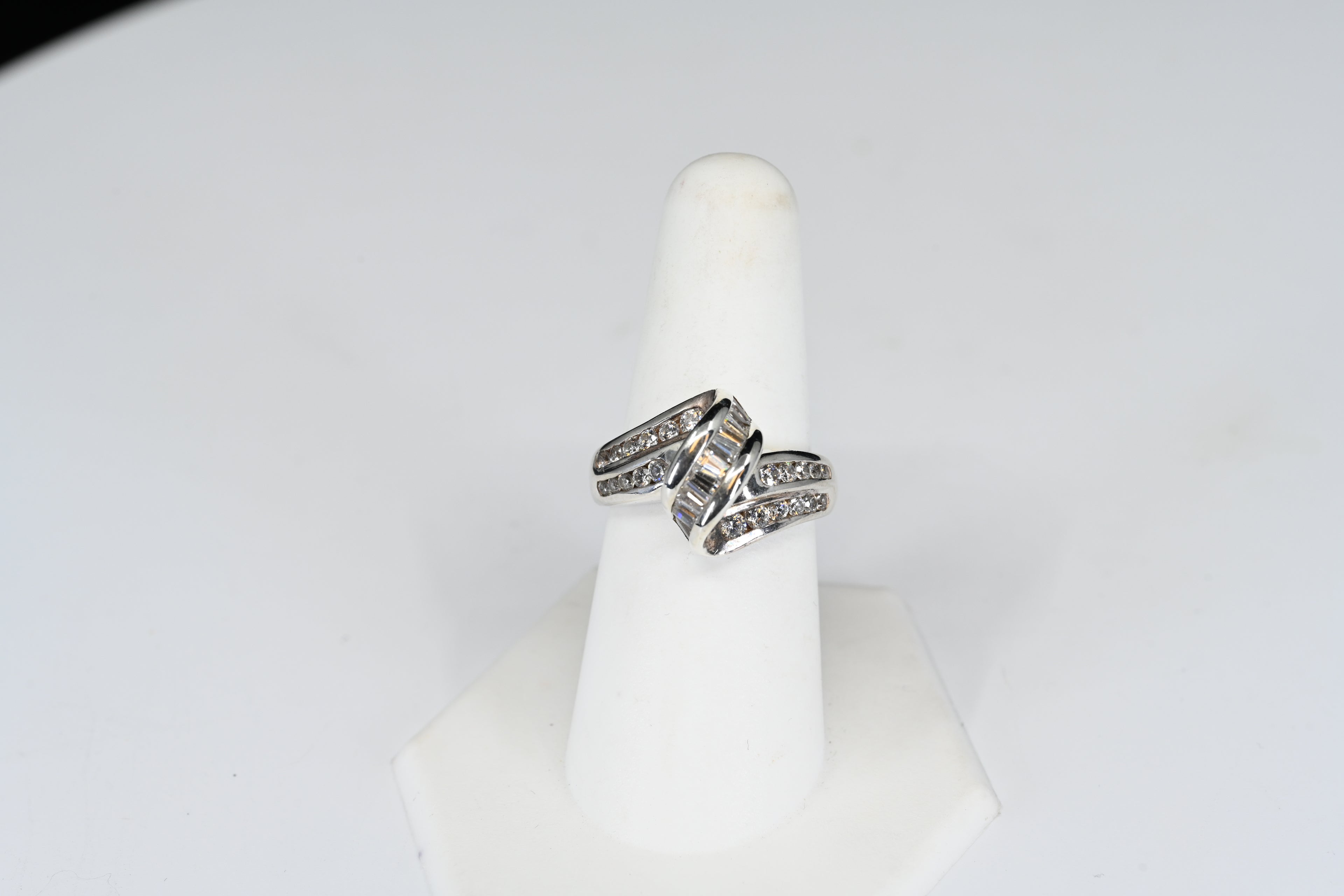 Sterling Silver Round & Bagg Colorless Stone Ribbin Ring